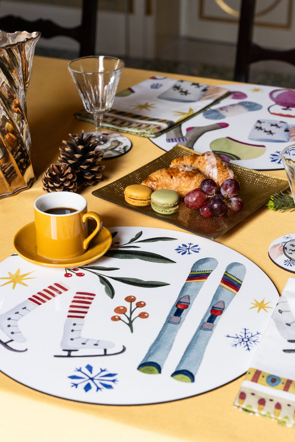 Set of 2 round hardboard placemats Winter Party The Napking