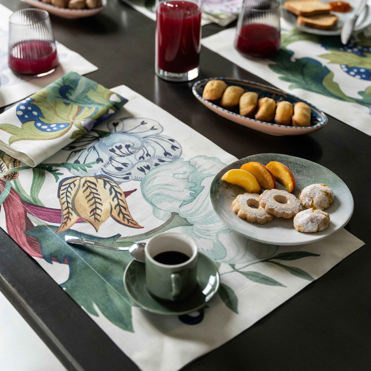 Morris set of 4 premium linen placemats with botanical print